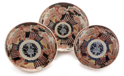 Lot 473 - A graduated set of three Japanese Imari bowls