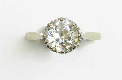 Lot 29 - Solitaire diamond ring