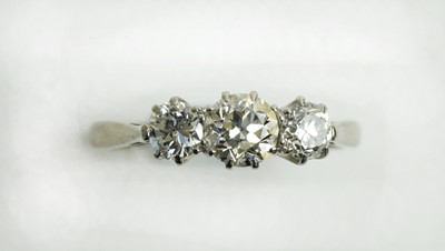 Lot 26 - Three stone diamond ring