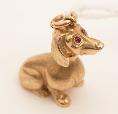 Lot 23 - 9ct gold dog pendant