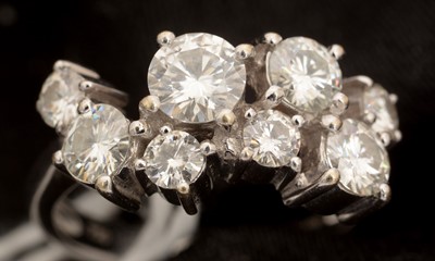 Lot 34 - Moissanite dress ring