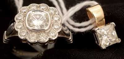 Lot 35 - Moissanite ring and pendant