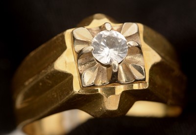 Lot 38 - White stone ring