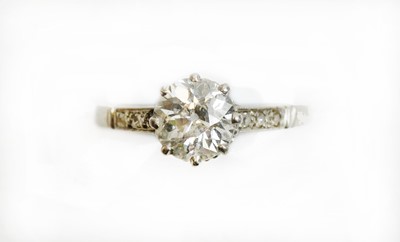 Lot 33 - A single stone diamond ring