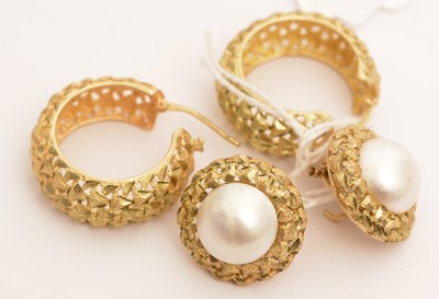Lot 115 - Two pairs of gold earrings