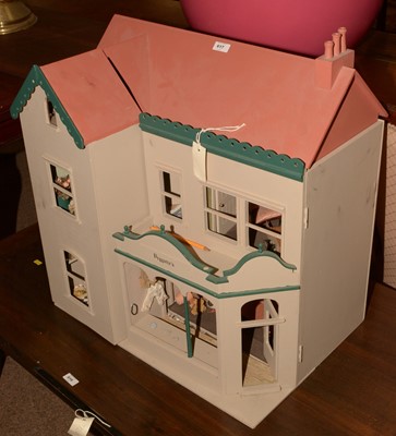 Lot 617 - 20th Century dolls house