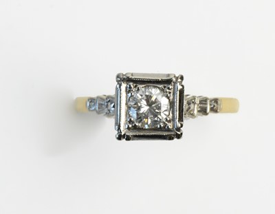 Lot 35 - A single stone diamond ring