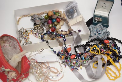 Lot 251 - A collection of costume jewellery including necklaces