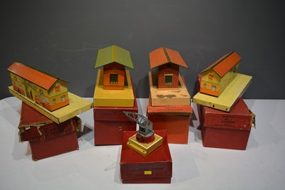 Lot 1286 - Hornby 0 Gauge tinplate No3 Station x2, No.1 Goods Platform x 2 and a platform crane.