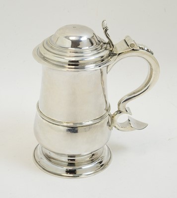 Lot 201 - George III silver lidded tankard, by John Langlands