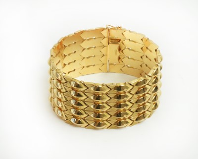 Lot 51 - An 18ct yellow gold cuff bangle