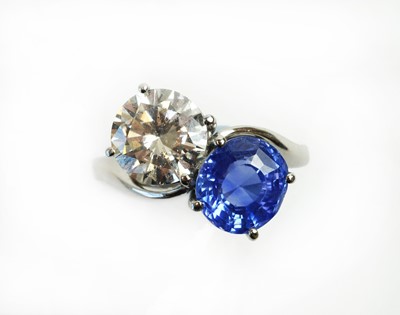 Lot 67 - Sapphire and diamond crossover ring