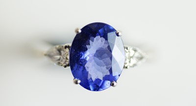 Lot 68 - A tanzanite and diamond ring
