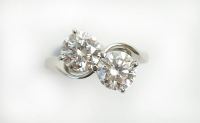 Lot 71 - A two stone diamond crossover ring