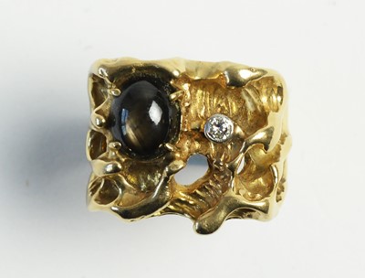 Lot 17 - Star sapphire and diamond ring
