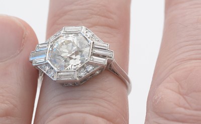 Lot 7 - An Art Deco diamond ring