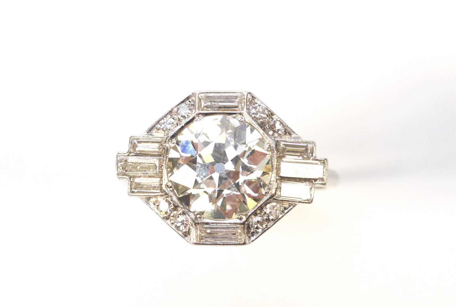 Lot 7 - An Art Deco diamond ring