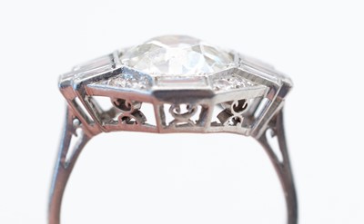 Lot 7 - An Art Deco diamond ring