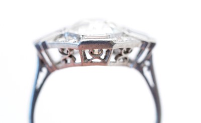 Lot 7 - An Art Deco diamond ring