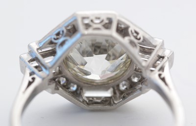 Lot 7 - An Art Deco diamond ring