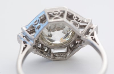 Lot 7 - An Art Deco diamond ring