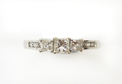 Lot 9 - A diamond dress ring