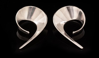 Lot 752 - Tone Vigeland for Plus Fredrikstad, sling earrings