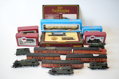 Lot 846 - 00-gauge model railway locomotives and rolling stock.