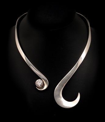 Lot 739 - Mexican sterling silver hinged necklace