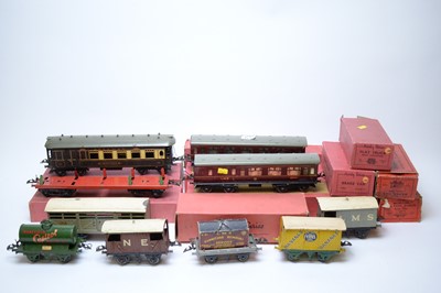Lot 863 - Hornby Pullman coach; and other related items.