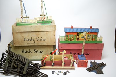 Lot 864 - Hornby 0-gauge Station and other related items.