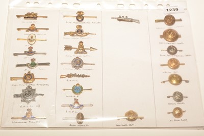 Lot 1239 - A collection of 25 sweetheart bar brooches.
