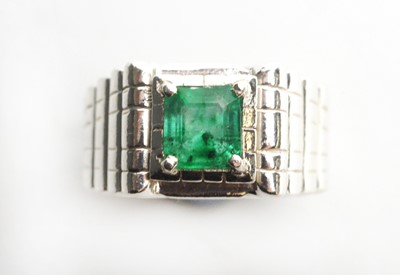 Lot 66 - An emerald ring