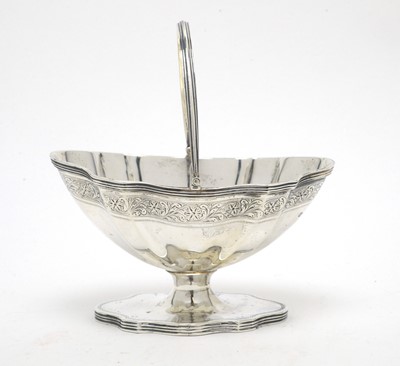 Lot 166 - An Edwardian silver sugar basket