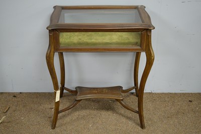 Lot 31 - 20th Century mahogany bijouterie table
