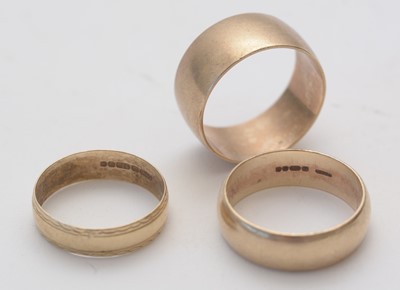 Lot 151 - Three gold wedding bands