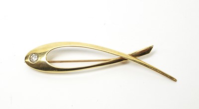 Lot 87 - A diamond and 9ct. yellow gold brooch