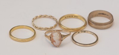 Lot 163 - Six gold rings