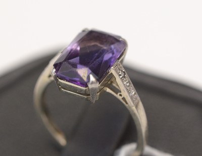 Lot 244 - An amethyst ring.