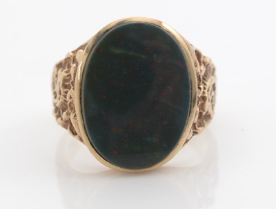 Lot 299 - A gent's bloodstone signet ring.