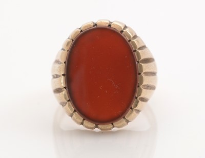 Lot 298 - A gent's carnelian set signet ring.