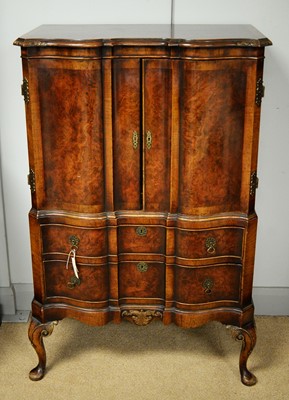 Lot 115 - An early 20th Century walnut side cabinet