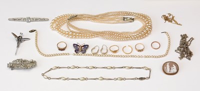 Lot 176 - A selection of gold rings; brooches; etc.