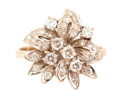 Lot 34 - A diamond dress ring