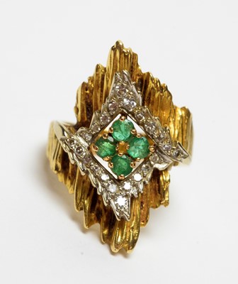 Lot 7 - An emerald and diamond ring