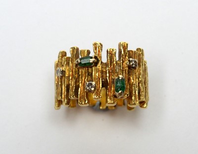 Lot 8 - An emerald and diamond ring