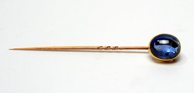 Lot 10 - A sapphire cabochon tie pin