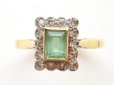 Lot 72 - An emerald and diamond cluster ring