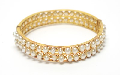 Lot 82 - A cultured pearl bangle