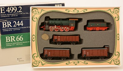 Lot 15 - Piko HO-gauge locomotives; and an 'Old Timer' Landerbahnzug 1913 train set.